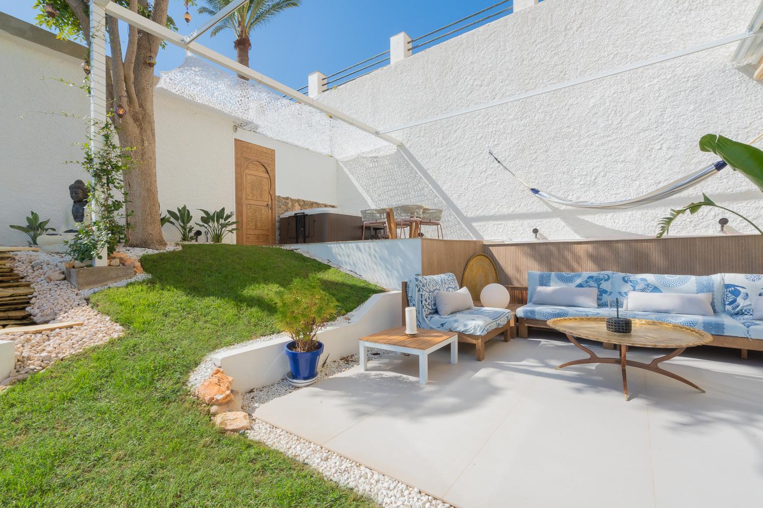 Seaside Tranquility And Urban Luxury - Stylish Duplex In W Jacuzzi Appartement