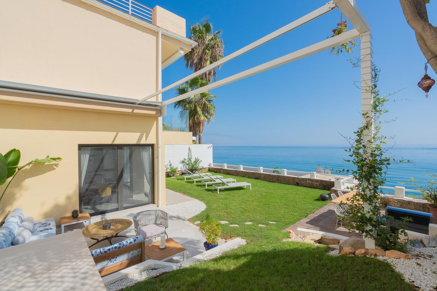 Seaside Tranquility And Urban Luxury - Stylish Duplex In W Jacuzzi Appartement *