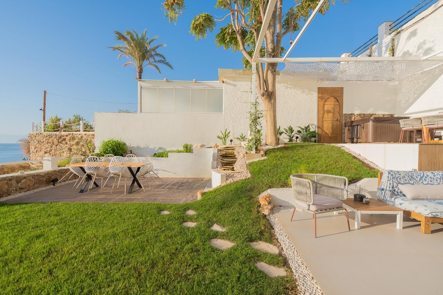 Seaside Tranquility And Urban Luxury - Stylish Duplex In W Jacuzzi Appartement *