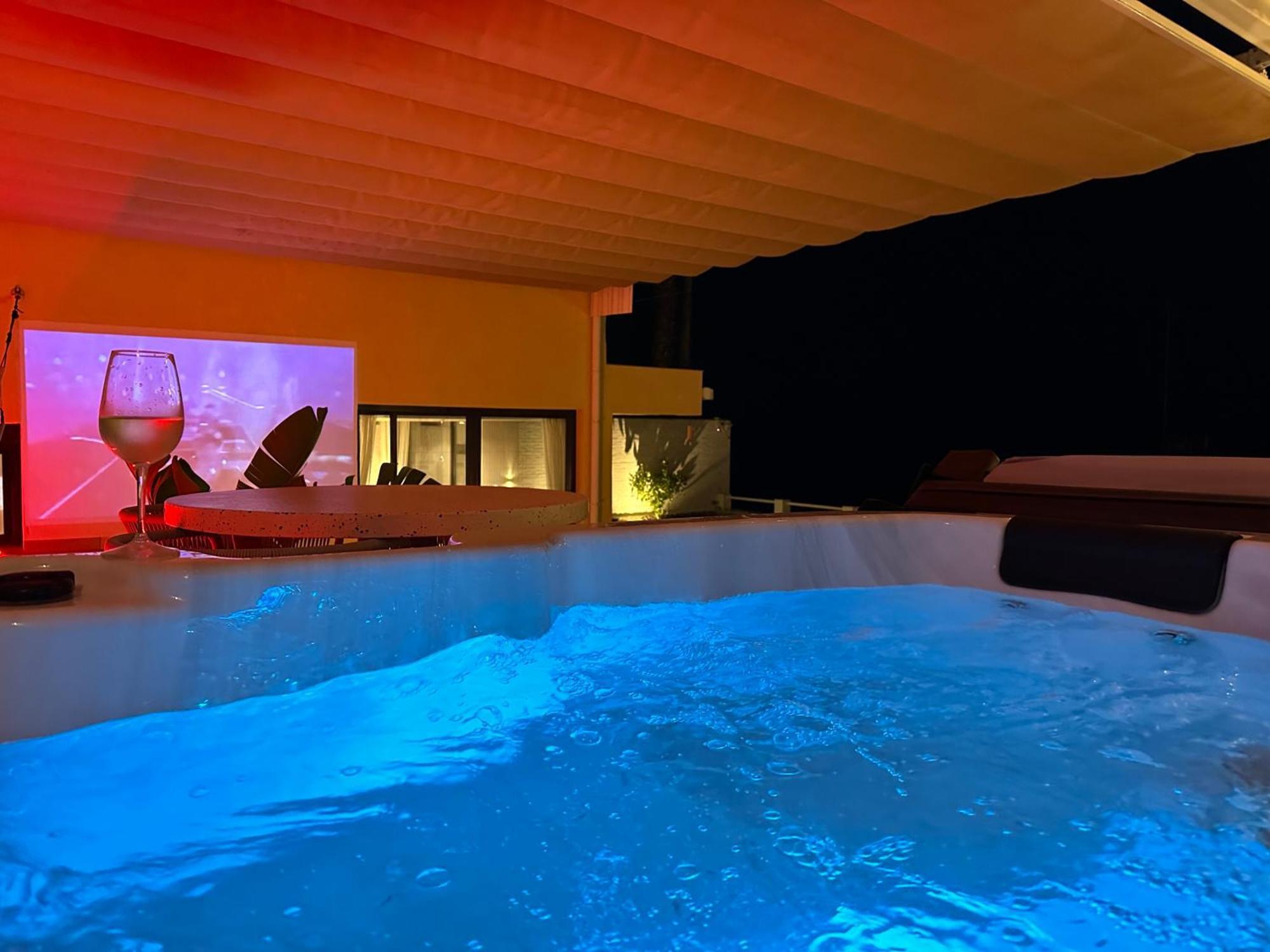 Seaside Tranquility And Urban Luxury - Stylish Duplex In W Jacuzzi Appartement *